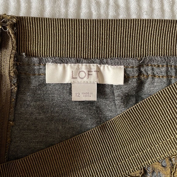 Gorgeous pencil skirt with lace overlay - Picture 7 of 7